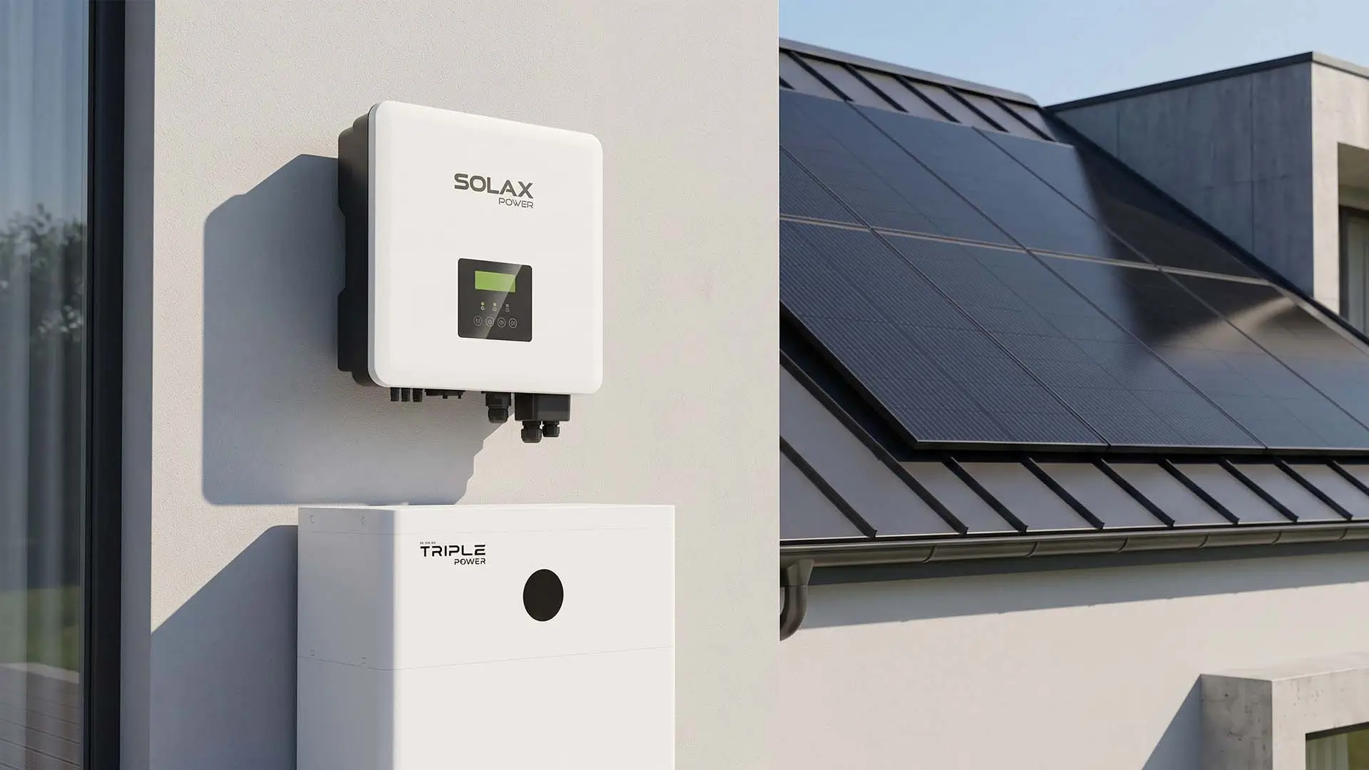 SolaX hybride omvormer en Triple Power-thuisbatterij aan de gevel van een woning met zonnepanelen